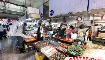 屏東東港華僑市場第150號攤位立吞海膽 - 928台湾屏東縣東港鎮朝隆路39號