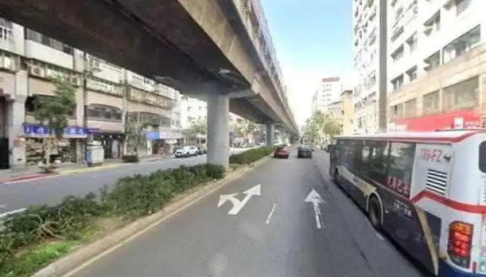 Ba Zhua Yu Chuang Yi Yu Le Xing Xiao You Xian Gong Si Jie Jing He 360 Du Quan Jing Zhao - Taipei City, Xinyi District