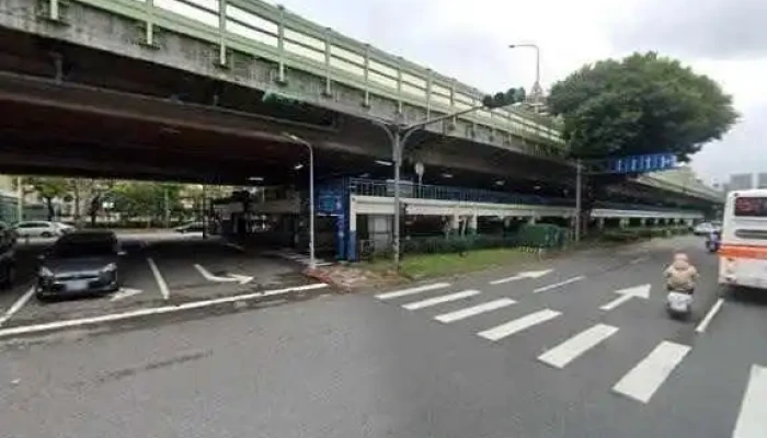 Tai Wan Hua Ren De Zhou Bu Ke Jing Ji Xie Hui Jie Jing He 360 Du Quan Jing Zhao - Taipei City, Zhongshan District