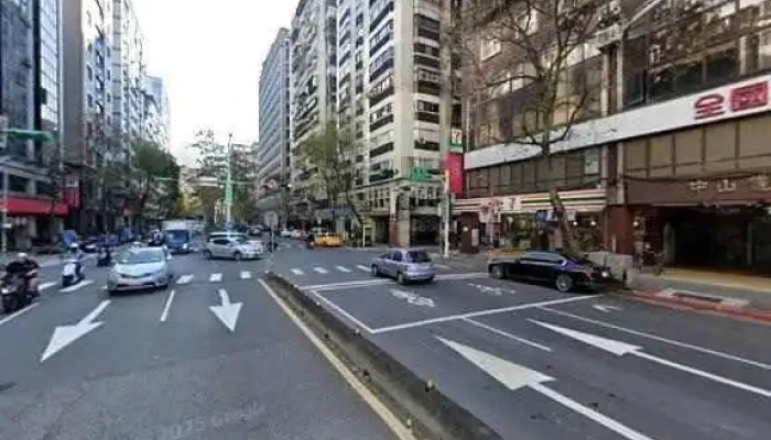 Zhan Guo Wang Ri Shi ESu Guan Tai Bei Xin Yi Dian Jie Jing He 360 Du Quan Jing Zhao - Taipei City, Xinyi District