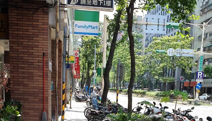 Zhan Guo Wang Ri Shi ESu Guan Tai Bei Xin Yi Dian 网吧 - Taipei City, Xinyi District