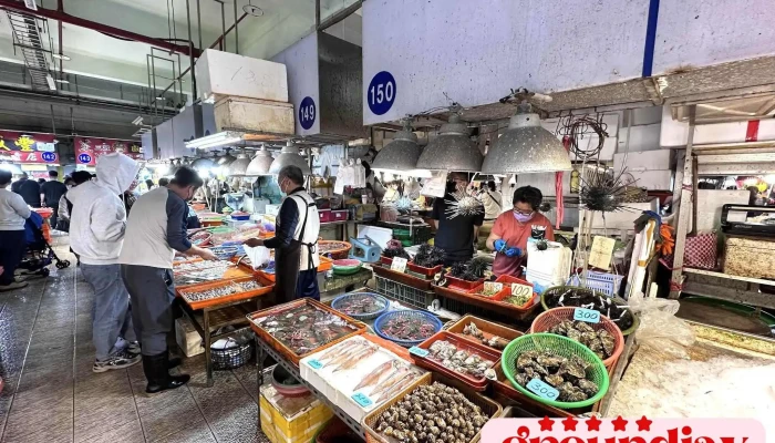 屏東東港華僑市場第150號攤位立吞海膽 - 928台湾屏東縣東港鎮朝隆路39號
